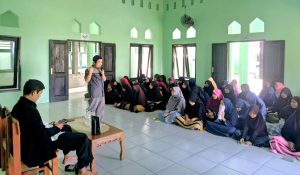 Santri Putri Pesantren Manarussalam Hidayatullah Cirebon Dapat Ilmu Kepenulisan dari Pakar