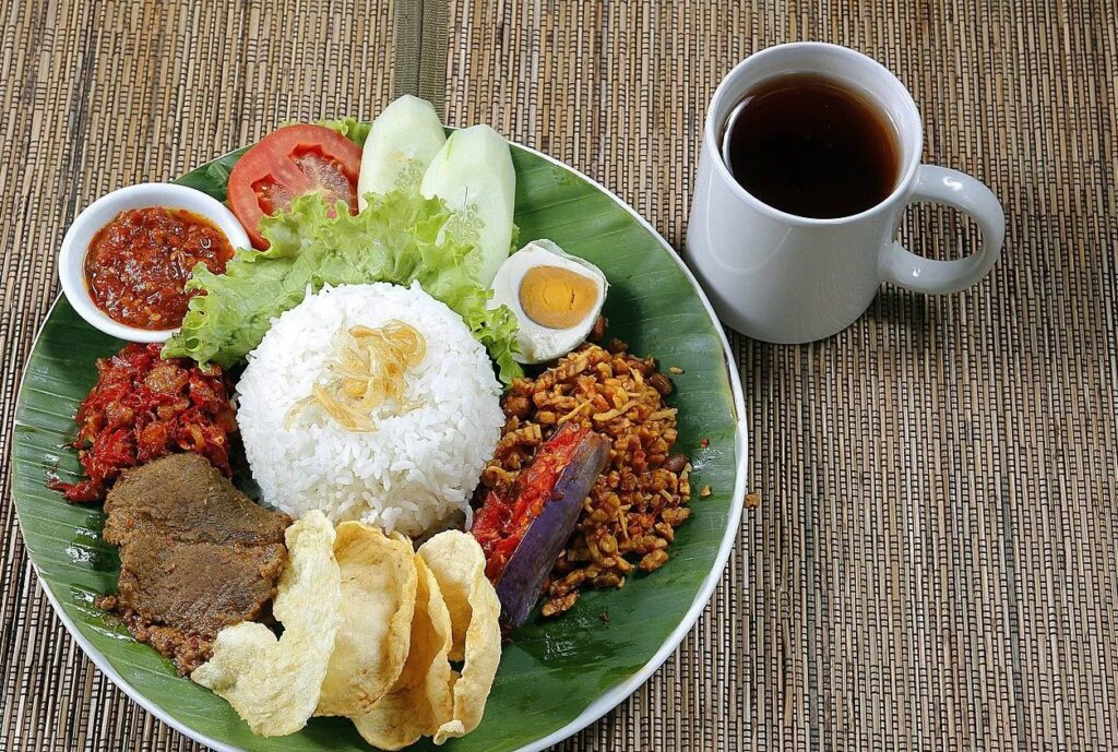 Kuliner Jakarta Timur nasi uduk