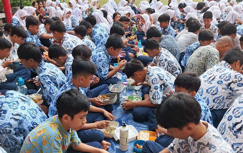 SMPN 163 Jakarta sarapan