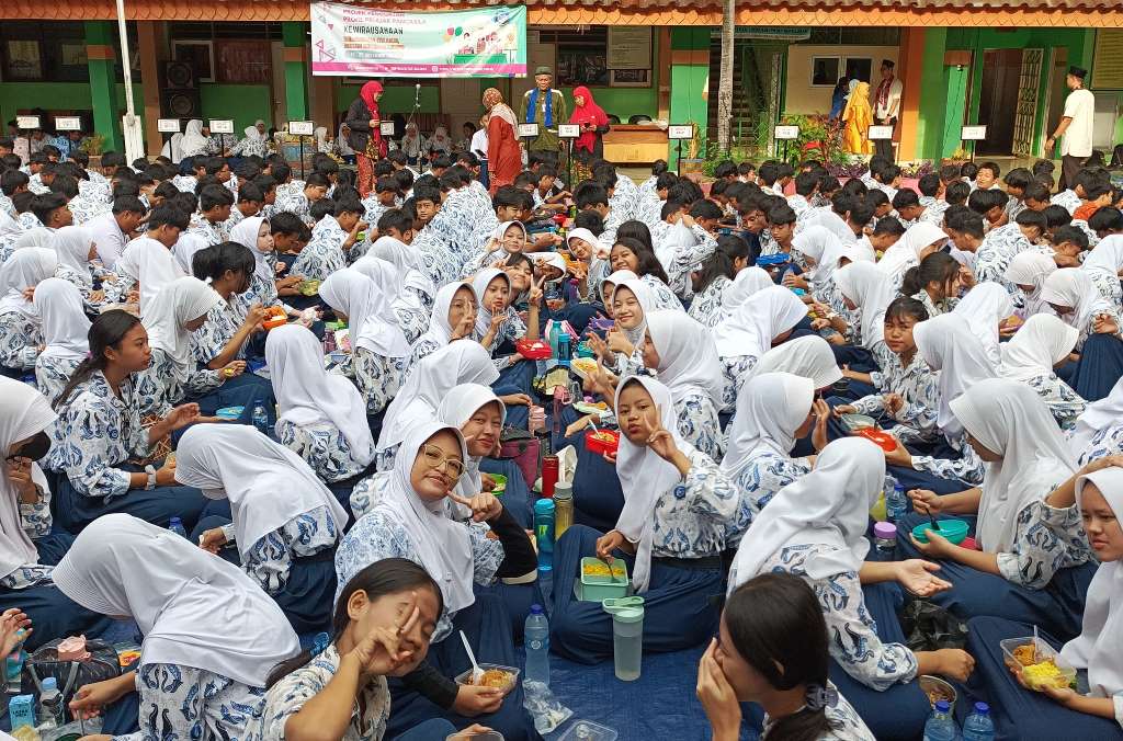 sarapan bareng di SMPN 163 Jakarta