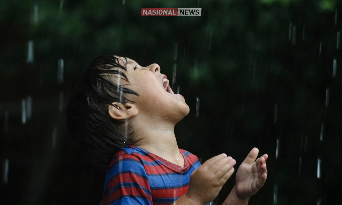 Kebiasaan Ini Agar Anak Terhindar dari Sakit Ketika Musim Hujan Tiba