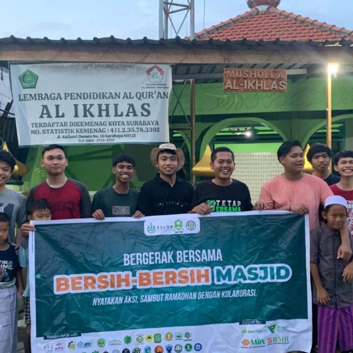 Sambut Ramadhan Pemuda Hidayatullah Jatim Gelar Gerakan Bersih Bersih Masjid di 40 Lokasi