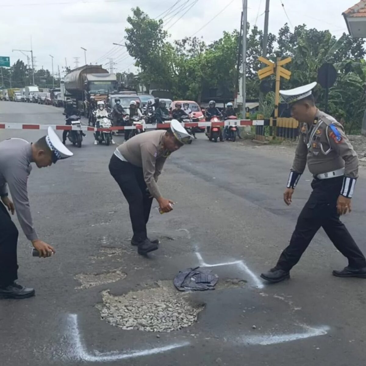 polres mojokerto kota tandai jalan berlubang