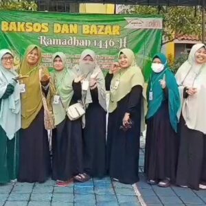 Dalam rangka menyambut bulan suci Ramadhan 1446 H, Mushida Surabaya bersama Majelis Taklim (MT) Azzahrah menggelar kegiatan Bakti Sosial (Baksos) dan Bazar Ramadhan. Acara ini berlangsung pada Selasa, 25 Februari 2025, bertempat di Kampus Utama Hidayatullah Surabaya. Kegiatan ini sukses memberikan manfaat langsung kepada masyarakat sekitar, khususnya warga Kejawan dan lingkungan Hidayatullah. Sebanyak 530 paket sembako berhasil disalurkan kepada anak yatim, janda dhuafa, guru ngaji, serta warga binaan di sekitar pondok. Selain pembagian sembako, kegiatan ini juga menyelenggarakan berbagai layanan sosial lainnya, seperti pemeriksaan darah, pemeriksaan dokter umum dan gigi, serta terapi bekam khusus untuk akhawat. Semua layanan tersebut diberikan secara gratis kepada masyarakat yang membutuhkan. Ketua PD Mushida Surabaya, Ustadzah Rini, menyampaikan rasa syukur atas kelancaran acara ini. Ia juga memberikan apresiasi kepada seluruh pihak yang telah berkontribusi. “Kami dari Mushida Surabaya bersama Majelis Taklim Azzahrah dan seluruh perangkat, seperti PPH, MDN, Roumah Wakaf, Komite TK, SD, SMP, serta aktivis jamaah Hidayatullah Surabaya, telah menyelesaikan amanah dari para donatur yang ikhlas memberikan donasinya. Semoga ini menjadi amal jariyah dan pemberat amal kebaikan di yaumil akhir nanti,” ungkap Ustadzah Rini. Kegiatan ini tidak hanya menjadi momen berbagi, tetapi juga mempererat ukhuwah Islamiyah di antara masyarakat. Ketua MT Azzahrah, Bu Rurum, turut menyampaikan rasa terima kasih kepada semua pihak yang telah mendukung terselenggaranya acara ini. “Kami mengucapkan terima kasih yang sebesar-besarnya kepada Jamaah Majelis Taklim Azzahrah atas segala dukungan, baik materi maupun lainnya. Kegiatan ini sangat dinantikan oleh masyarakat sekitar, khususnya warga Kejawan dan Hidayatullah. Semoga acara ini dapat mempererat ukhuwah kita semua dalam menyambut bulan suci Ramadhan dengan berbagi kebaikan,” tuturnya. Selain pembagian sembako dan layanan kesehatan, acara ini juga diramaikan dengan Bazar Ramadhan yang menyediakan berbagai kebutuhan pokok dan produk lainnya dengan harga terjangkau. Kehadiran bazar ini memberikan manfaat ekonomi bagi masyarakat sekitar sekaligus melengkapi rangkaian kegiatan sosial yang diadakan. Kegiatan Baksos dan Bazar Ramadhan ini diharapkan dapat menjadi inspirasi bagi masyarakat untuk terus meningkatkan semangat berbagi dan peduli terhadap sesama, terutama di bulan penuh berkah seperti Ramadhan. Dengan kolaborasi yang solid antara Mushida Surabaya, MT Azzahrah, dan berbagai pihak terkait, acara ini berhasil memberikan dampak positif yang dirasakan langsung oleh masyarakat. Semangat kebersamaan dan kepedulian yang tercermin dalam kegiatan ini menjadi pengingat akan pentingnya menjalin ukhuwah dan memberikan manfaat kepada sesama. Mushida Surabaya dan MT Azzahrah berharap kegiatan serupa dapat terus dilaksanakan di masa mendatang, sehingga dapat mendukung kesejahteraan masyarakat sekaligus memperkuat solidaritas umat.