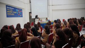 Penerbit Erlangga x Emina Kolaborasi Hadirkan "Edu Beauty: You Are More Than Enough" 1 Ibu Aida membuka acara talkshow EDU BEAUTY You Are More Than Enough