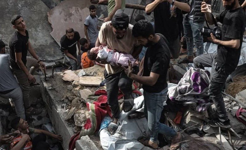 Sejumlah warga Palestina gugur dan lainnya terluka akibat serangan udara "Israel" ke sebuah rumah di kamp pengungsi Jabalia, utara Gaza, Minggu, 18 Mei 2025 (Foto: x.com/ @eyeonpalestine)