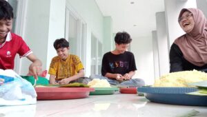 Mahasiswa perantauan bikin burasa (Foto: Hukma Kaulan Karim/ Nasional.news)