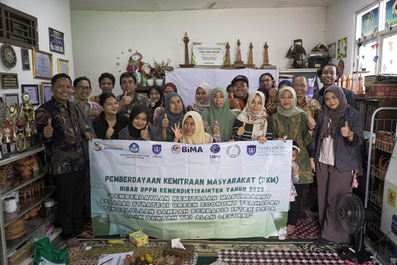 Foto 4 – Foto bersama peserta dosen dan mahasiswa TAU setelah kegiatan